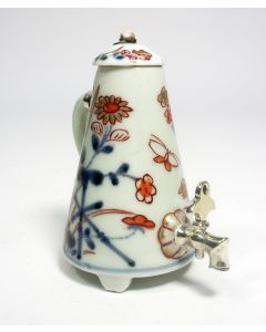 Imari porseleinen miniatuur kraantjeskan met zilveren monturen, Japan ca. 1720