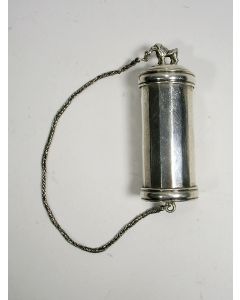 Zilveren tondeldoos met een keeshond, 18e eeuw