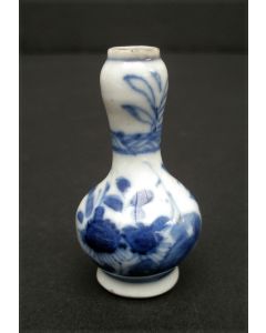 Chinees porseleinen miniatuur vaasje, Kangxi periode, ca. 1720
