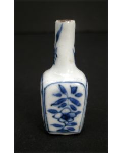 Chinees porseleinen miniatuur vaasje, Kangxi periode, ca. 1720