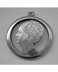 Zilveren munthanger met Koningin Wilhelmina, periode 1940-1945