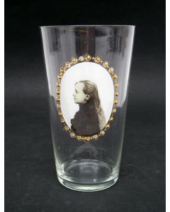 Gelegenheidsglas Koningin Wilhelmina met hangend haar, ca. 1893