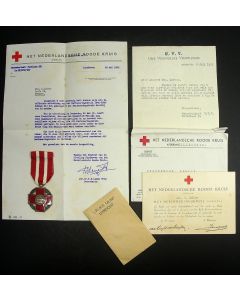 Herinneringskruis 1940-1945 van het Nederlandsche Rode Kruis, met bijbehorende documenten van verlening