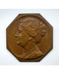 Bronzen wandplaquette, Koningin Wilhelmina, door J.C. Wienecke, 1934