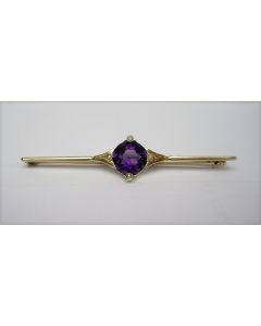 Gouden broche met amethist en pareltjes.