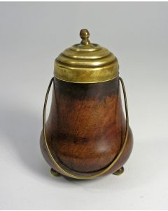 Notenhouten zwavelstokbakje met messing monturen, 19e eeuw