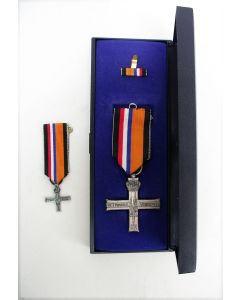 Verzetsherdenkingskruis, 1980, met miniatuur draagmedaille