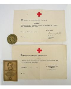Landsteiner-penning en -plaquette van de Bloedtransfusiedienst van het Nederlandse Rode Kruis, met de bijbehorende oorkondes uit 1953 en 1958.