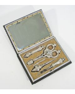 Zilveren naaigarnituur in cassette met snijwerk van Burg Stolzenfels,19e eeuw