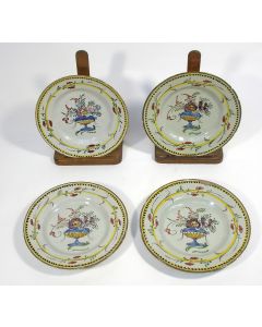 Serie van vier polychrome Delftse borden, 18e eeuw