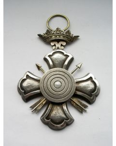 Zilveren schuttersprijs van de Handboogschutterij Sagittarius te Haarlem met gegraveerde tenaamstelling, 1853