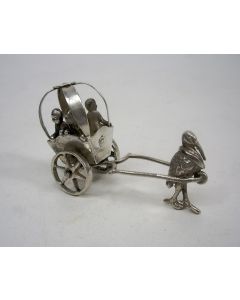 Zilveren miniatuur, ooievaar en wagen met kindertjes, ca. 1900