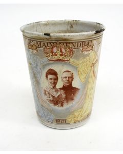 Emaille beker, Huwelijk Koningin Wilhelmina en Prins Hendrik, 1901, ontwerp Tiele van der Laars