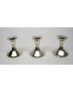 Drie art deco zilveren tafelkandelaars, 1933