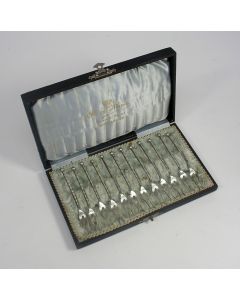 12 zilveren gebaksvorkjes in cassette, ca. 1900