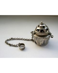 Zilveren pijpenkopbeschermer', zgn. 'keteldopje', 19e eeuw.