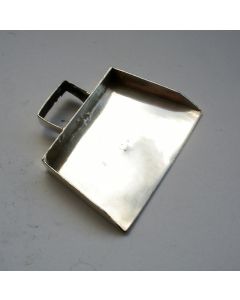 Zilveren miniatuur stofblik / kruimelblik, de Meester van de Druiventros, Amsterdam 17e eeuw