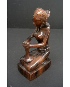 Balinees beeld, werkende vrouw, ca. 1950