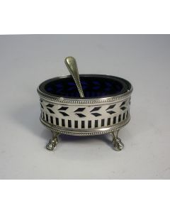 Zilveren zoutbakje met blauw glas, ca. 1820