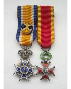 Spang van twee miniatuur onderscheidingen (Officier Oranje-Nassau en Ridder van de pauselijke orde van Sint Gregorius de Grote)
