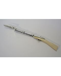 Zilveren en ivoren vork in de vorm van een geweer met bajonet, 19e eeuw