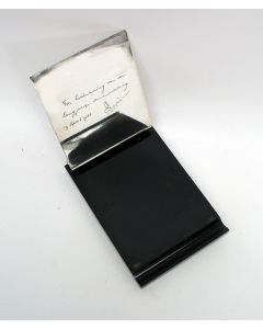 Zilveren blocnotehouder met een gegraveerde opdracht van Prins Bernhard,1963