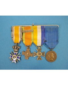 Spang van vier miniatuur onderscheidingen van een officier