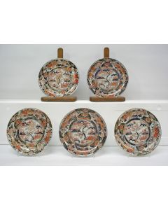 Vijf Japans Imari borden, 1e kwart 18e eeuw