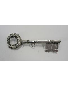 Zilveren chatelainehanger in de vorm van een sleutel, 19e eeuw