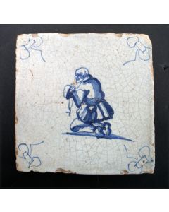 Figuurtegel, biddende man, 17e eeuw