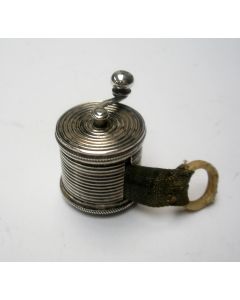 Zilveren meetlinthouder. 19e eeuw