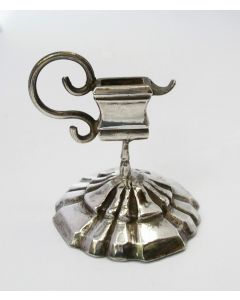 Zilveren miniatuur standaard voor kaarsensnuiter, Frederik Sleuman, Amsterdam 1773