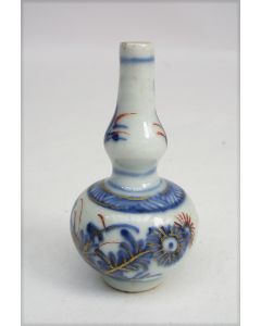 Chinees porseleinen miniatuur vaasje, Kangxi periode, ca. 1720
