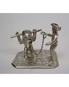 Zilveren miniatuur, man met dansende beer, 19e eeuw 