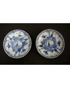 Twee Chinese porseleinen schoteltjes, 'Lange Lijs en zotjes'-decor, Kangxi periode, vroeg 18e eeuw