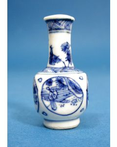 Chinees porseleinen miniatuur vaasje, Kangxi periode, ca. 1720