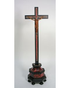 Schildpad belijmd crucifix met palmhouten corpus, ca. 1700