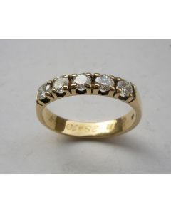 Gouden ring met vijf briljanten