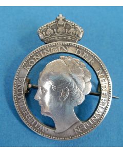 Zilveren muntbroche met Koningin Wilhelmina, periode 1940-1945