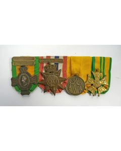 Groep van vier onderscheidingen van een marinemilitair, actief in Ned. Indië, ca. 1940-1950.         -1965