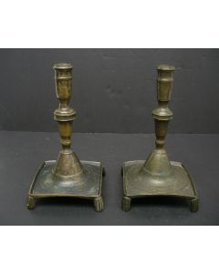 Stel Spaanse koperen klauwkandelaars, ca. 1700