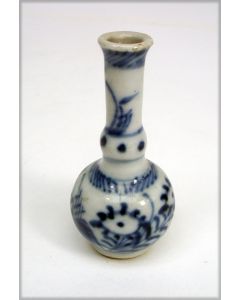 Chinees porseleinen miniatuur vaasje, Kangxi periode, ca. 1720