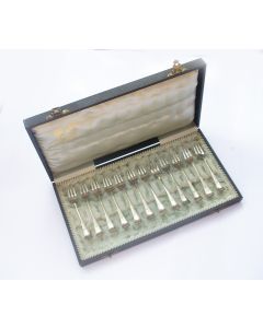 12 zilveren gebaksvorken in cassette, ca 1910
