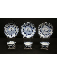 Drie Chinese porseleinen kommen en schoteltjes, 'Lange Lijs en zotjes'-decor, Kangxi periode, vroeg 18e eeuw