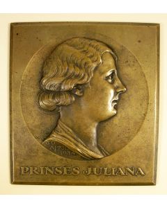 Bronzen plaquette, Prinses Juliana 25 jaar, door J.C. Wienecke, 1934