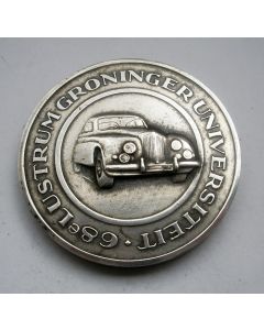 Zilveren prijspenning voor het Concours d'Elegance  ter gelegenheid van het 68e lustrum Universiteit Groningen, 1954
