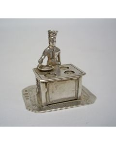 Zilveren miniatuur, kok bij fornuis