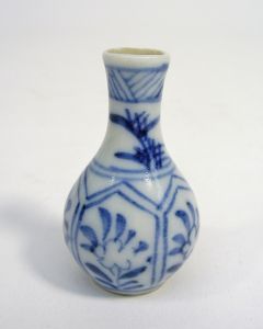Chinees porseleinen miniatuur buikvaasje, Kangxi periode, ca. 1720