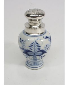 Saksisch porseleinen theebus met zilveren montuur, 19e eeuw
