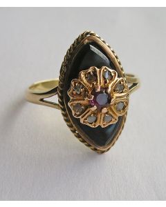 Gouden ring met robijn, diamantjes en onyx, 19e eeuw